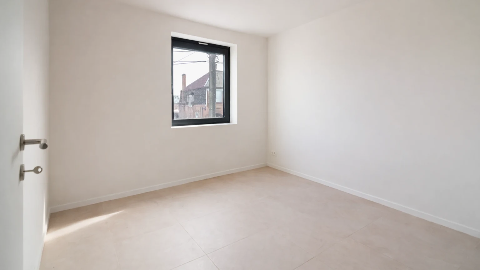 Lege woonkamer in een vastgoedadvertentie, vóór AI virtual staging